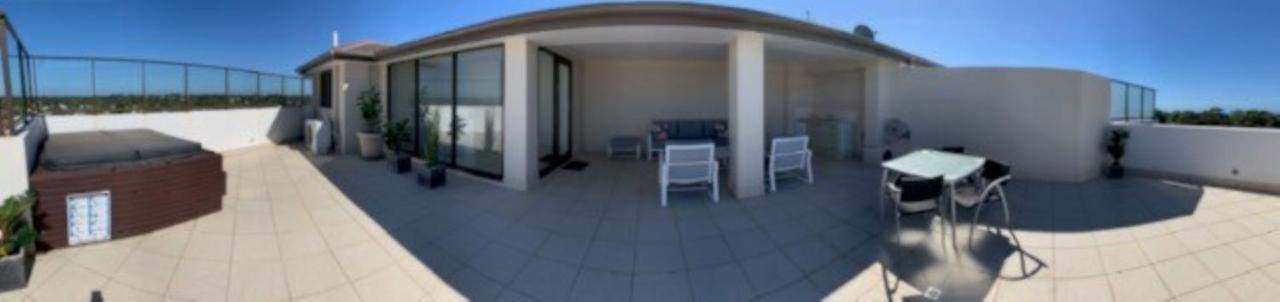 Grand Mercure Allegra Χέρβεϊ Μπέι Εξωτερικό φωτογραφία A balcony