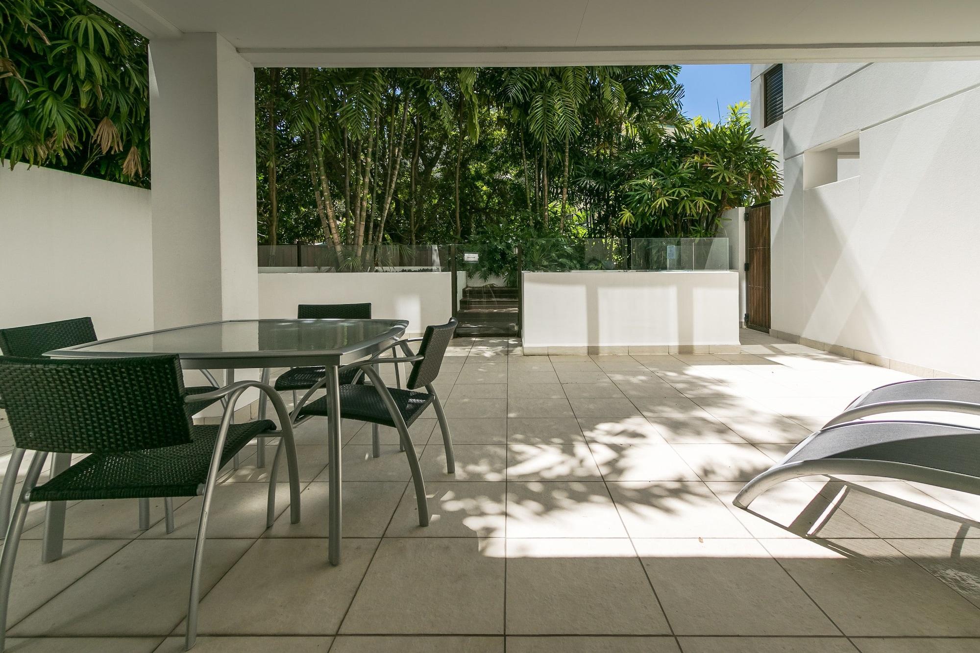 Grand Mercure Allegra Χέρβεϊ Μπέι Εξωτερικό φωτογραφία The courtyard of a typical apartment at the complex