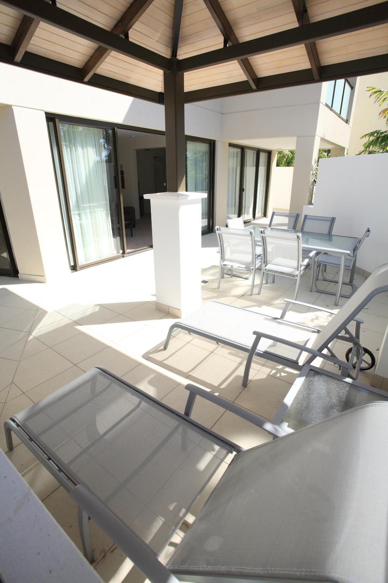 Grand Mercure Allegra Χέρβεϊ Μπέι Εξωτερικό φωτογραφία A patio