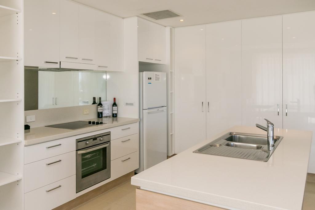 Grand Mercure Allegra Χέρβεϊ Μπέι Εξωτερικό φωτογραφία A modern Australian kitchen