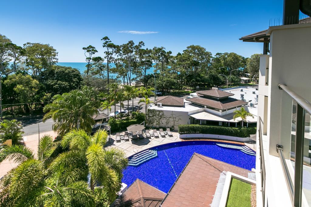 Grand Mercure Allegra Χέρβεϊ Μπέι Εξωτερικό φωτογραφία View of the pool at the Mantra on Saltwater Island