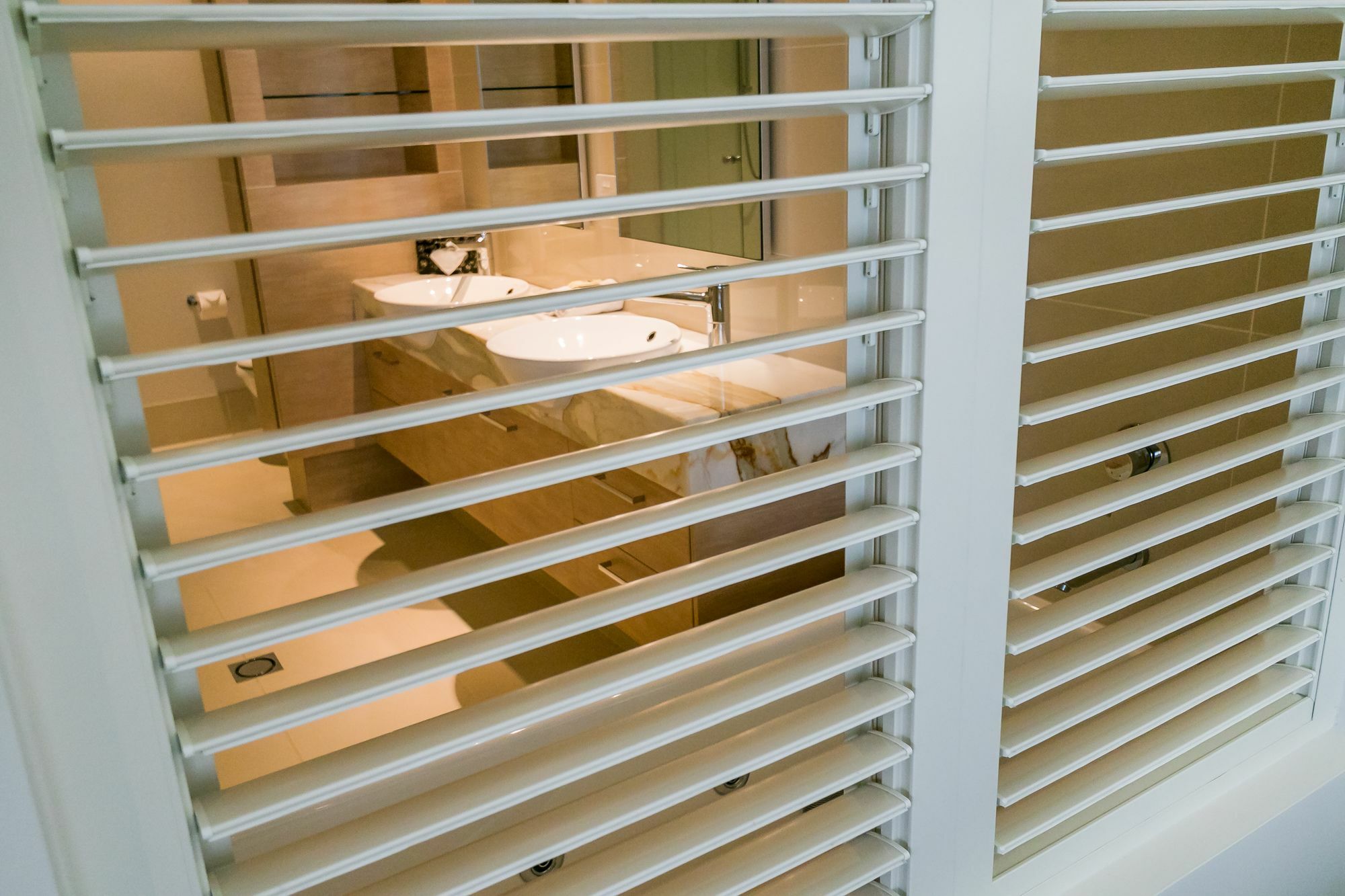 Grand Mercure Allegra Χέρβεϊ Μπέι Εξωτερικό φωτογραφία A window shutter