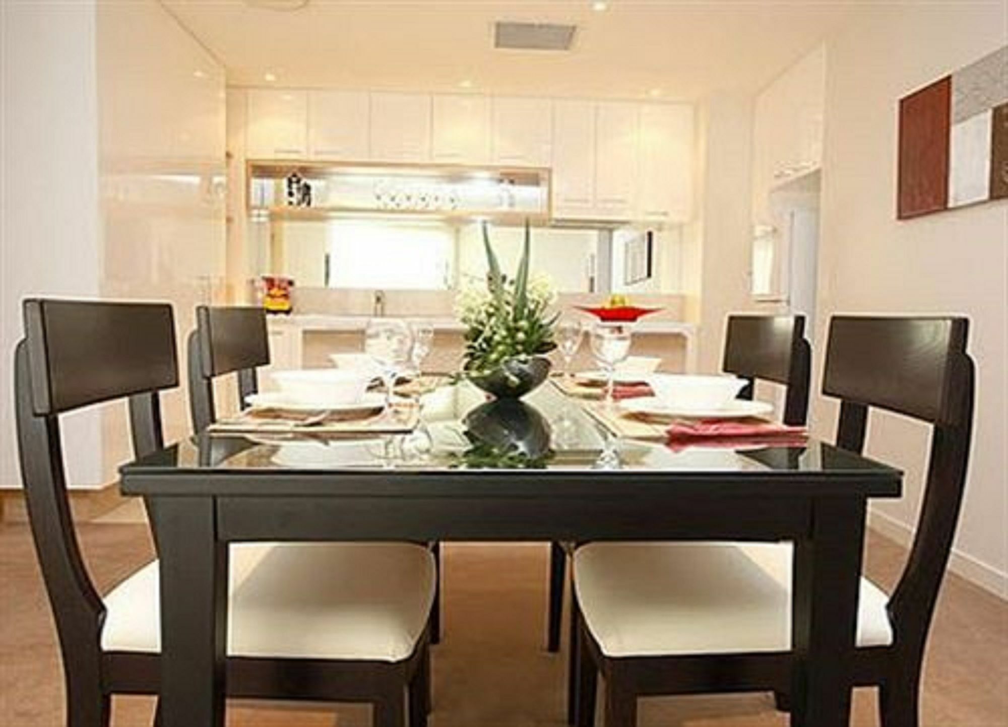 Grand Mercure Allegra Χέρβεϊ Μπέι Εξωτερικό φωτογραφία A dining room