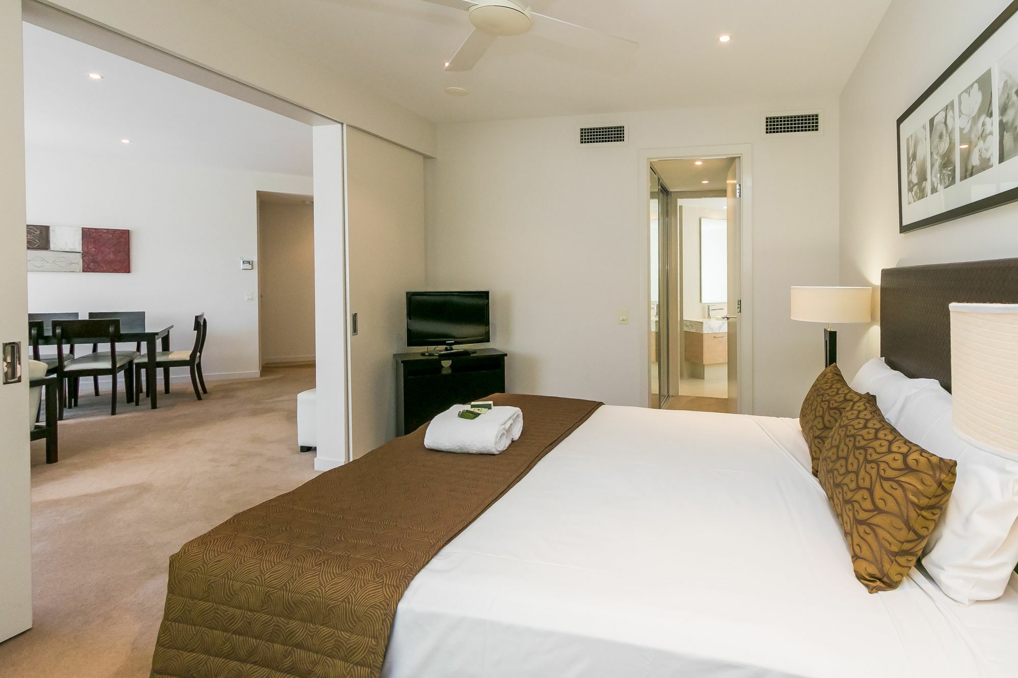 Grand Mercure Allegra Χέρβεϊ Μπέι Εξωτερικό φωτογραφία A bedroom at the Mantra on Lake Orr